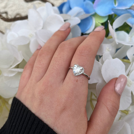 Primo piano sul cuore e sui zirconi circostanti.