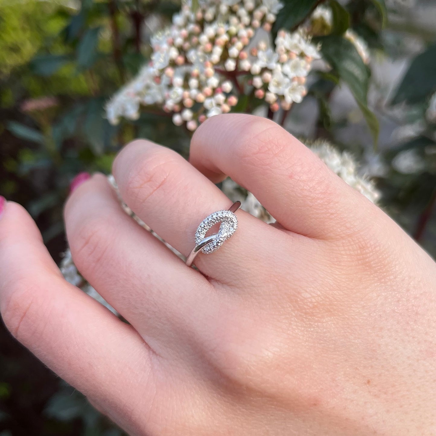 anello regolabile in argento 925 a forma di nodo con zirconi bianchi