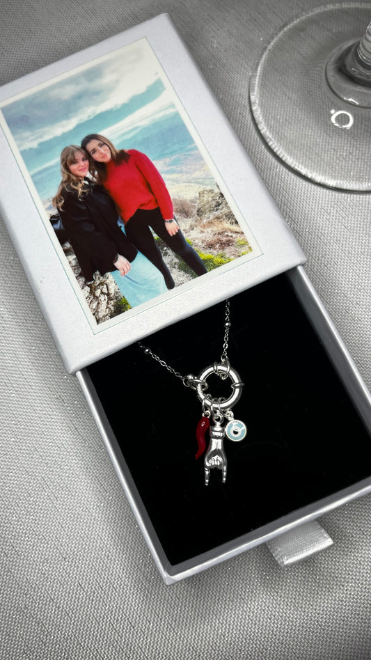 Scatola aperta con foto all’interno, regalo amiche gioielli