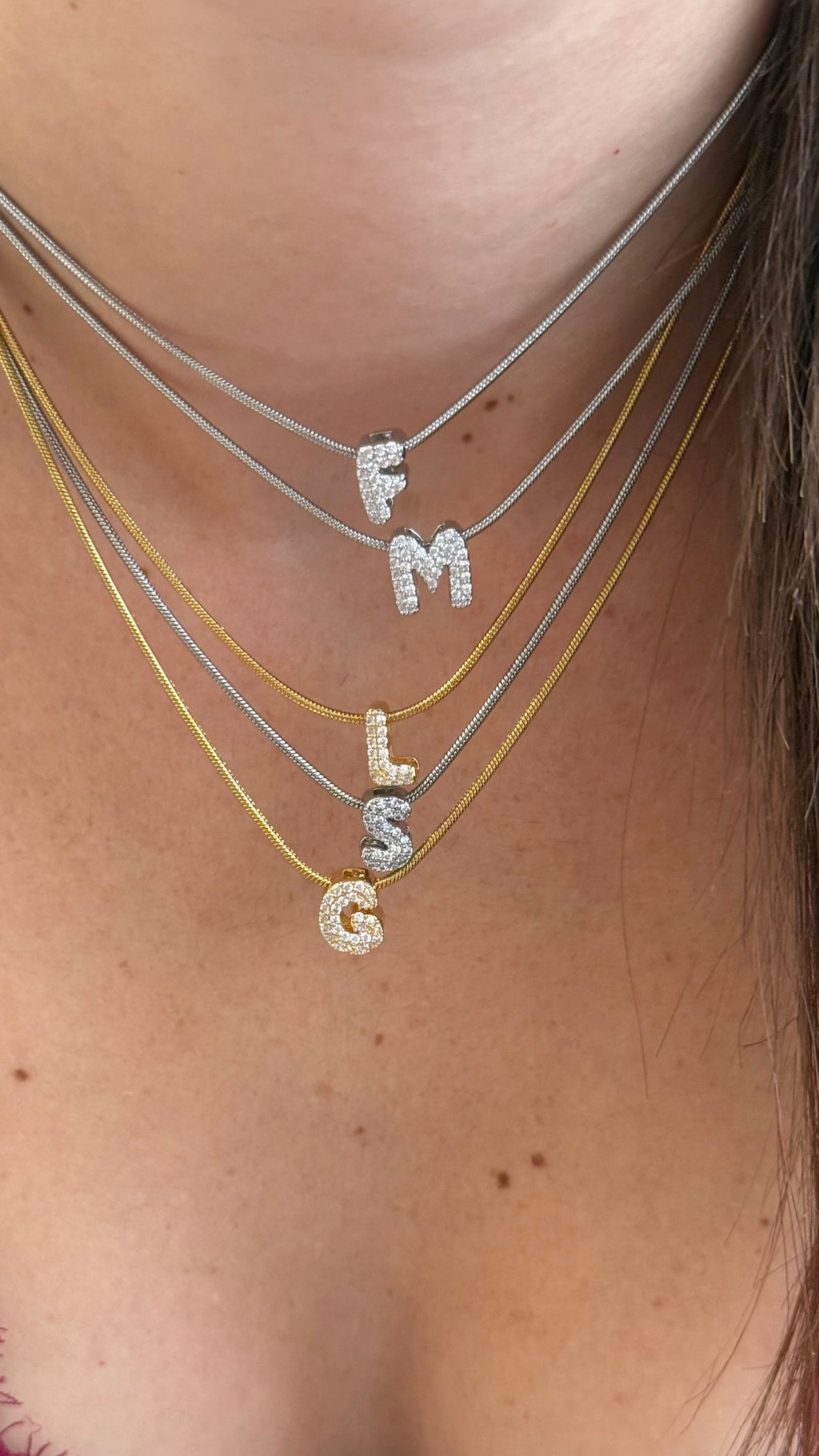 Iniziale con zirconi