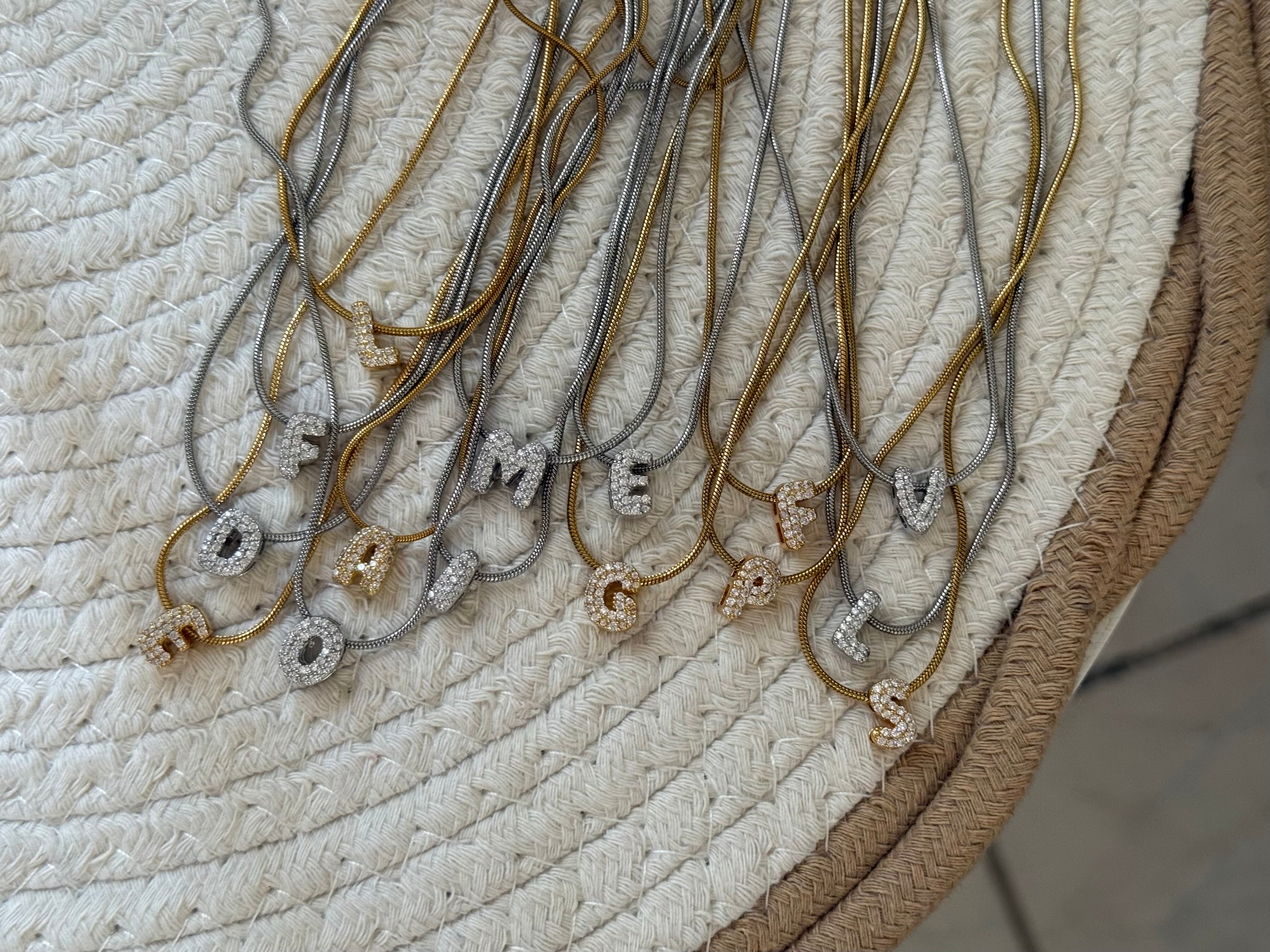 Iniziale con zirconi