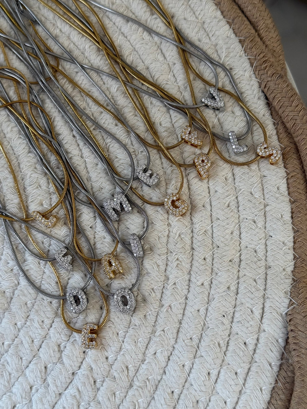 Iniziale con zirconi