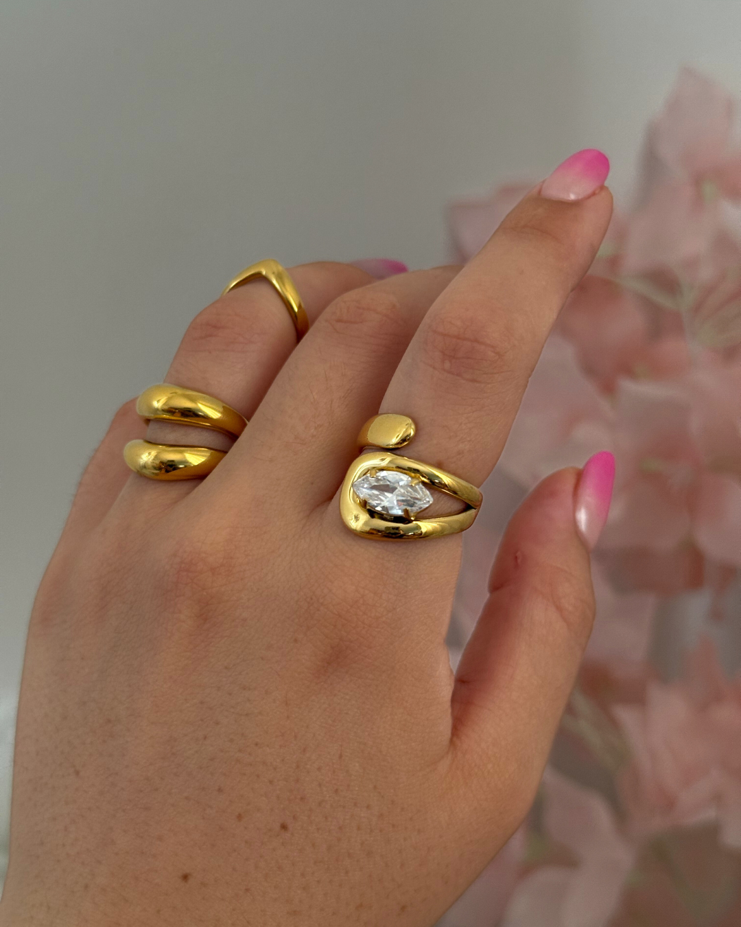 anello dorato pietra marquise, anello elegante donna, gioiello luminoso