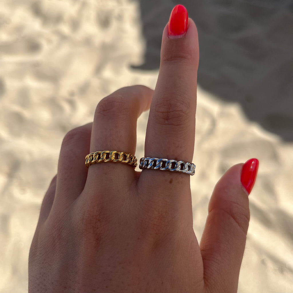 Anello regolabile grumetta in acciaio inossidabile, dallo stile moderno e audace.