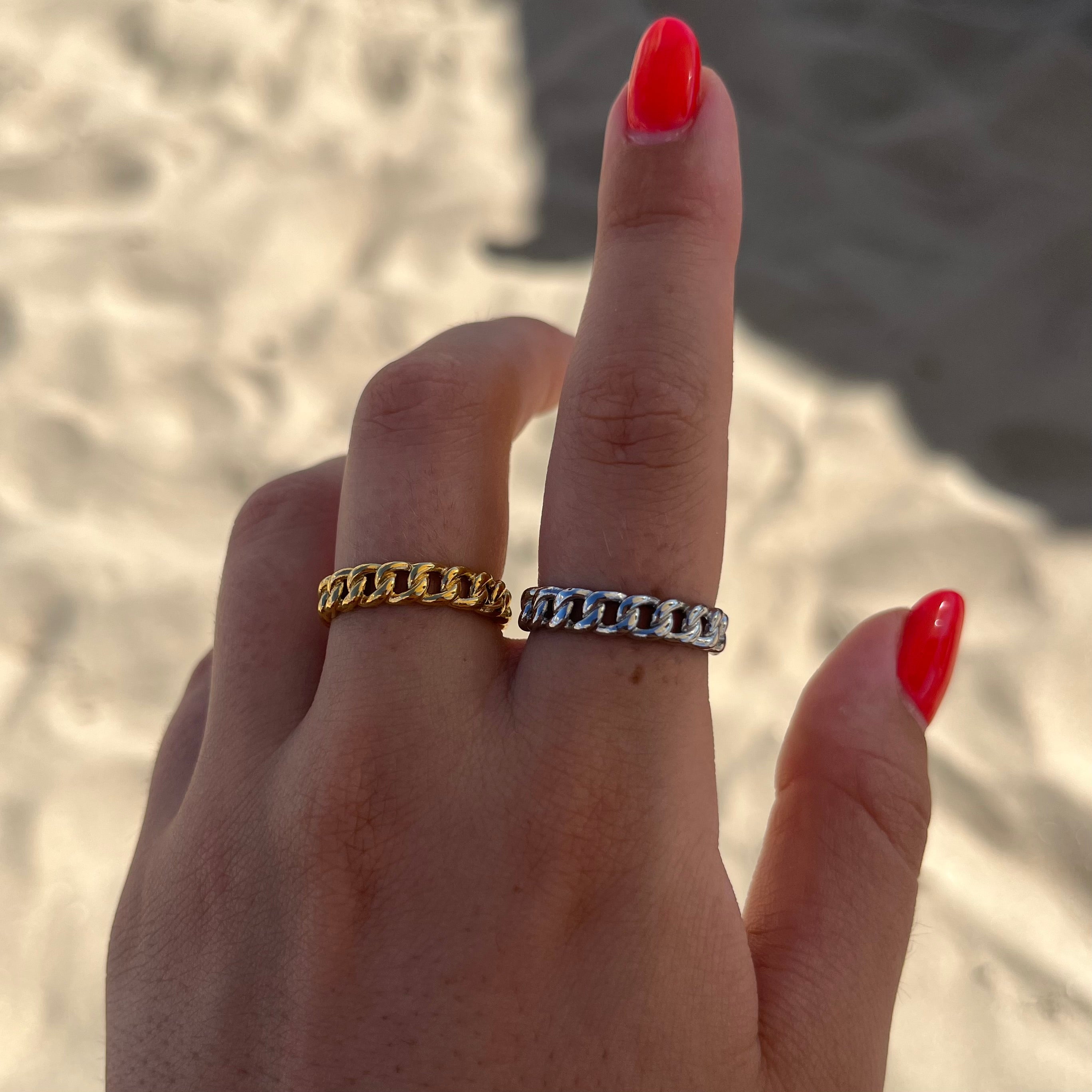 Anello regolabile grumetta in acciaio inossidabile, dallo stile moderno e audace.