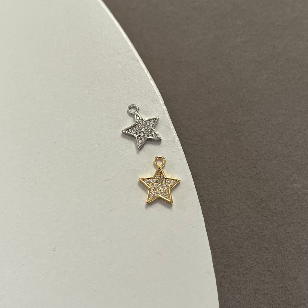 Charm a forma di stellina in argento 925 con zirconi bianchi, perfetto per bracciali e collane.