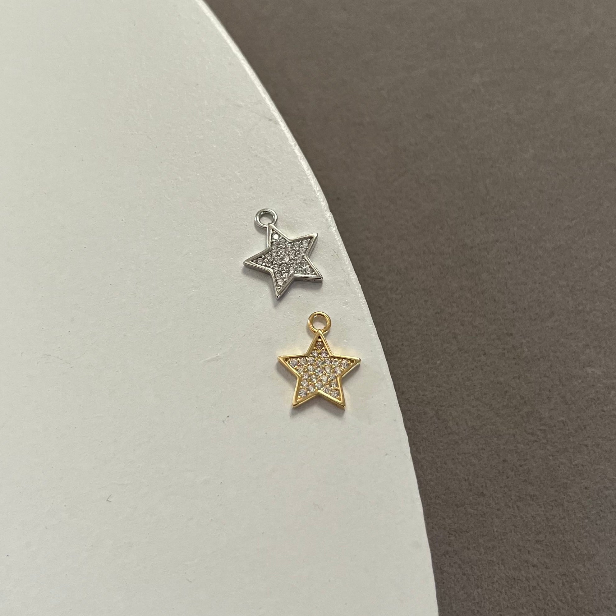 Charm a forma di stellina in argento 925 con zirconi bianchi, perfetto per bracciali e collane.