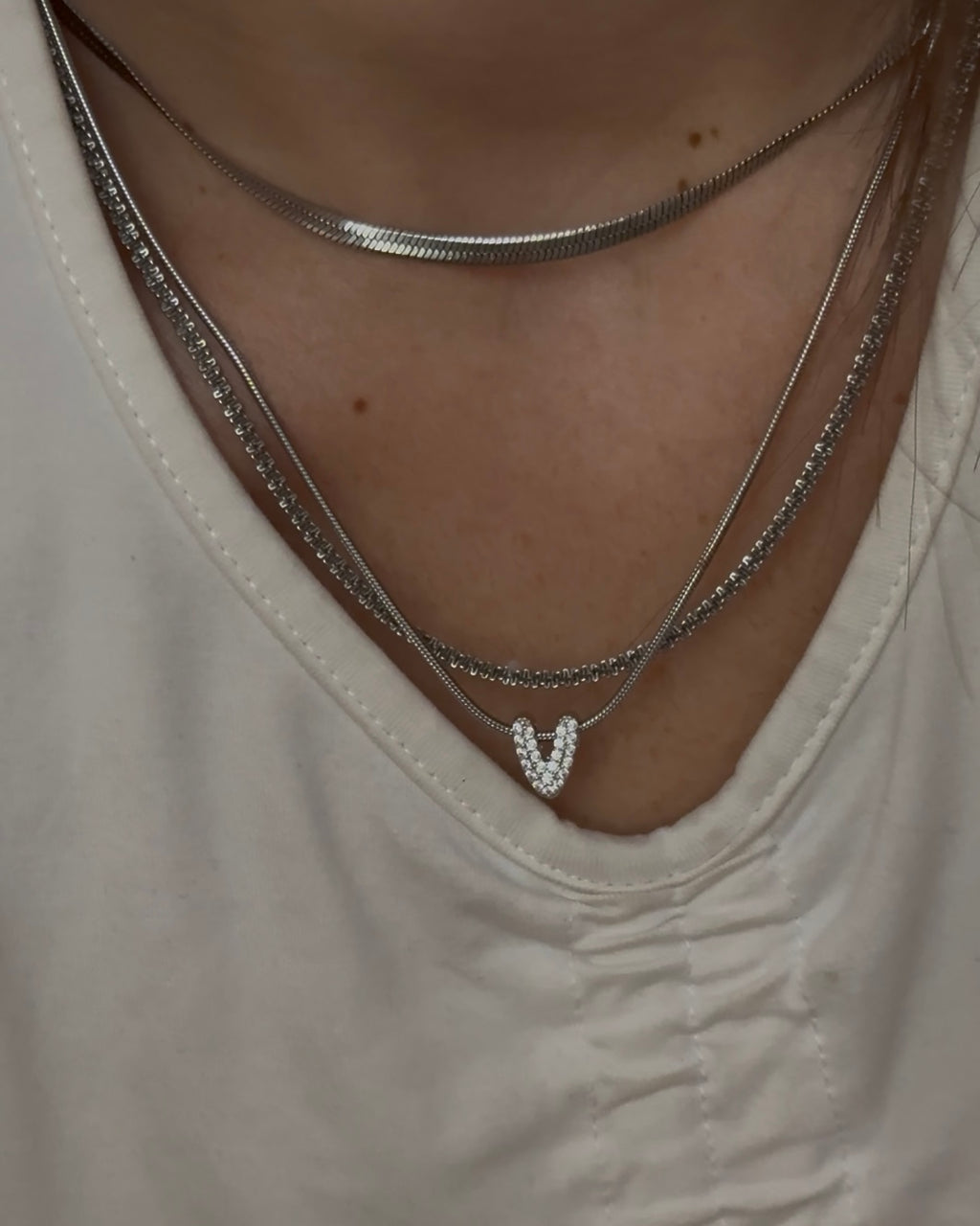 Collana donna fashion con ciondolo a cuore in ottone e zirconi, catena resistente in acciaio.