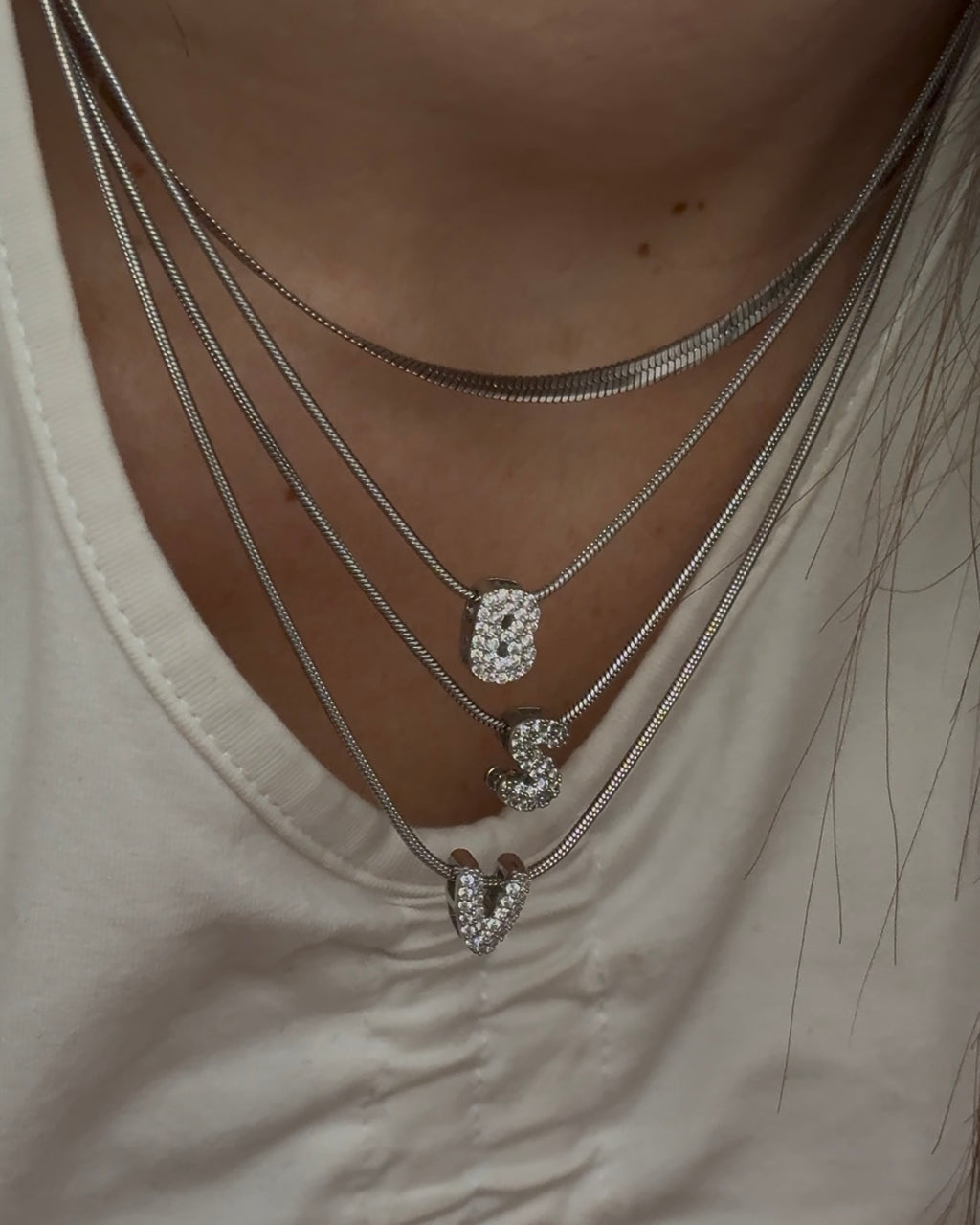 Collana in acciaio inossidabile con ciondolo in ottone decorato da zirconi, ideale come regalo elegante.