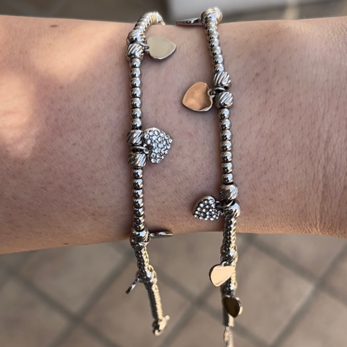 Bracciale con sfere e pendenti a forma di cuore