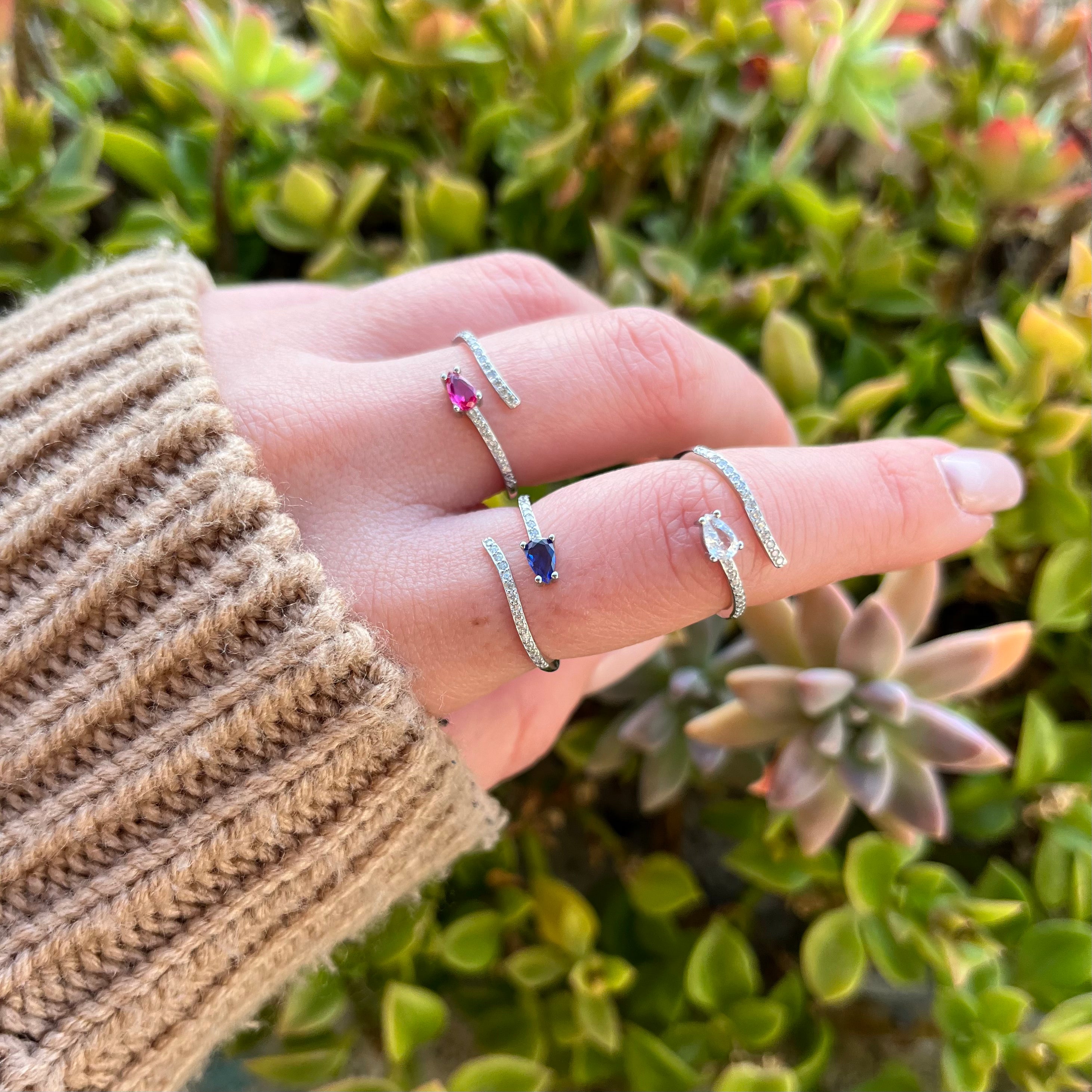 Anello indossato, vista frontale.