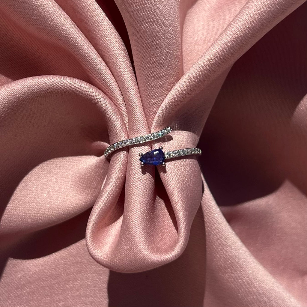 Anello completo con zircone a goccia.