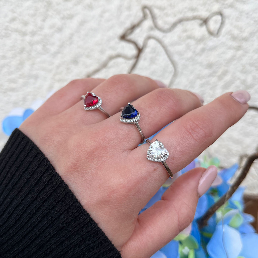  Anello completo con zircone a cuore centrale.