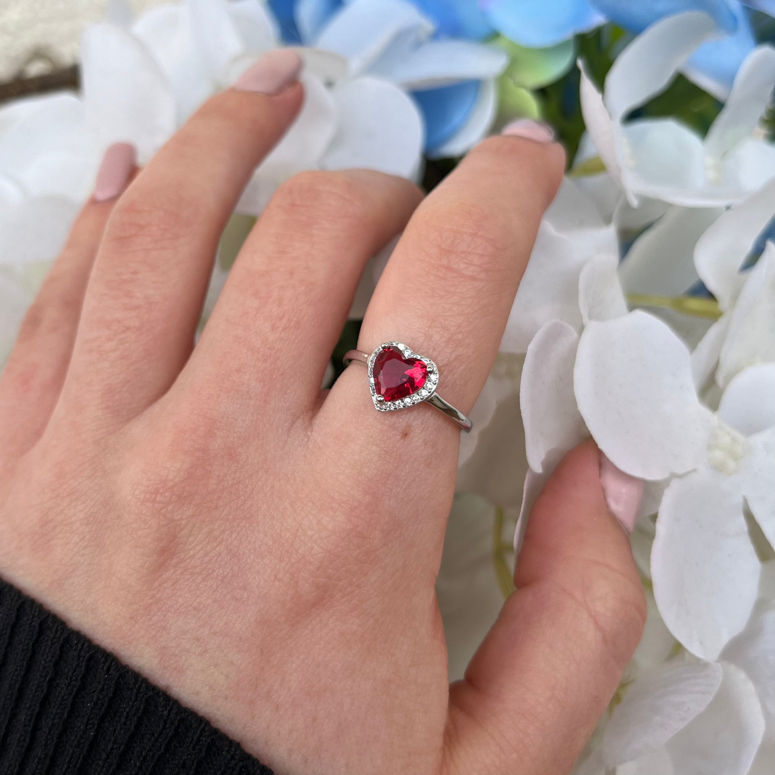 Vista indossata per mostrare eleganza e dimensioni.