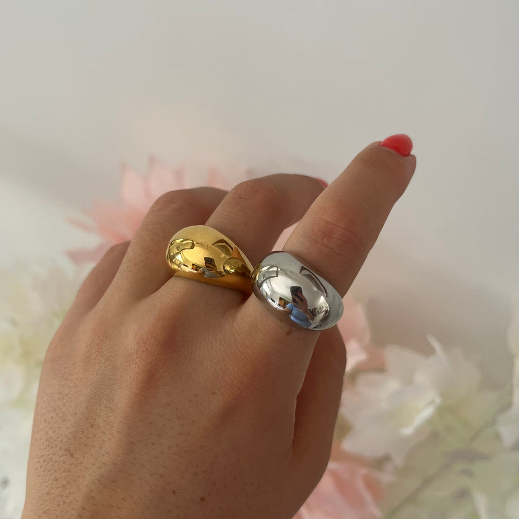 Anello regolabile bombato in acciaio inossidabile, dal design moderno e versatile.