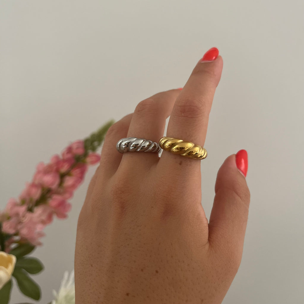 Anello croissant in acciaio inossidabile, misura regolabile, design elegante e sinuoso.