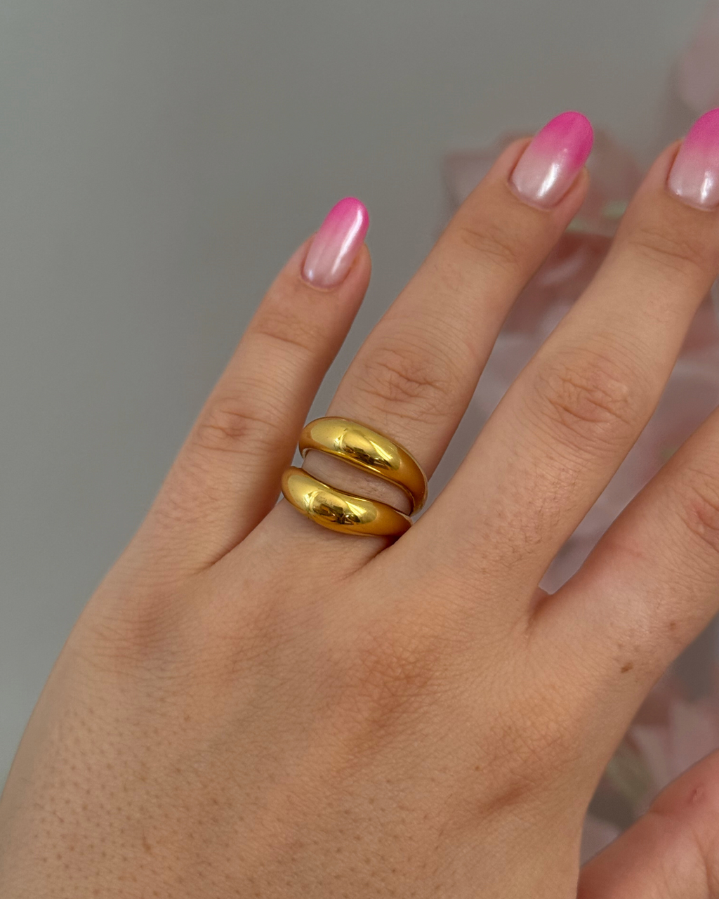 Anello aperto dorato con doppia curva bombata