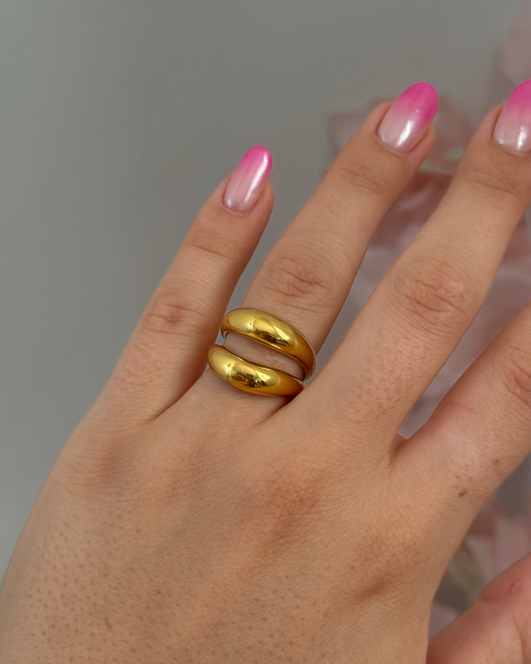 Anello aperto dorato con doppia curva bombata