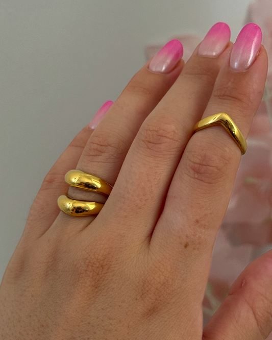 Anello regolabile dorato indossato al mignolo, stile minimal chic