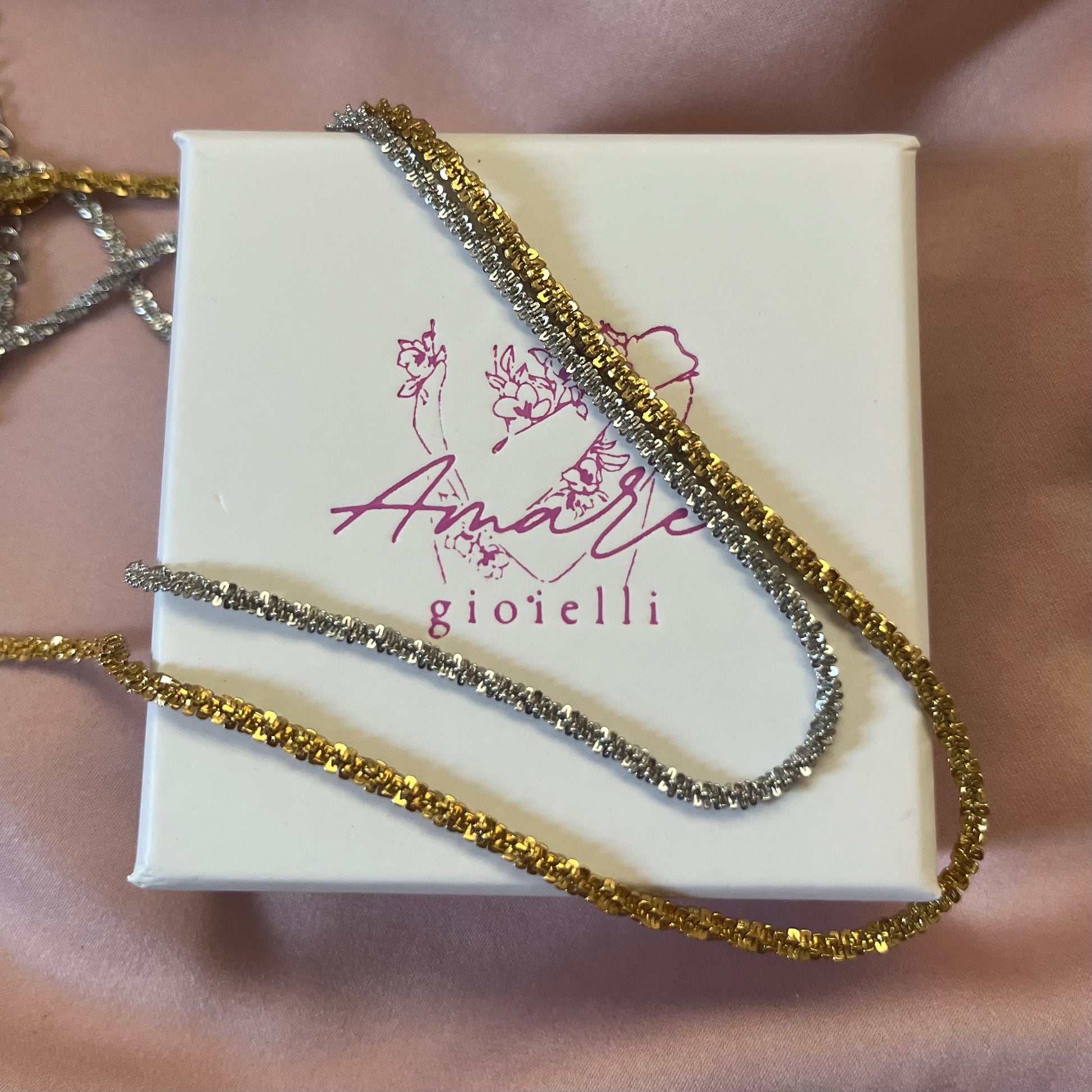 Catena presentata in scatolina elegante.