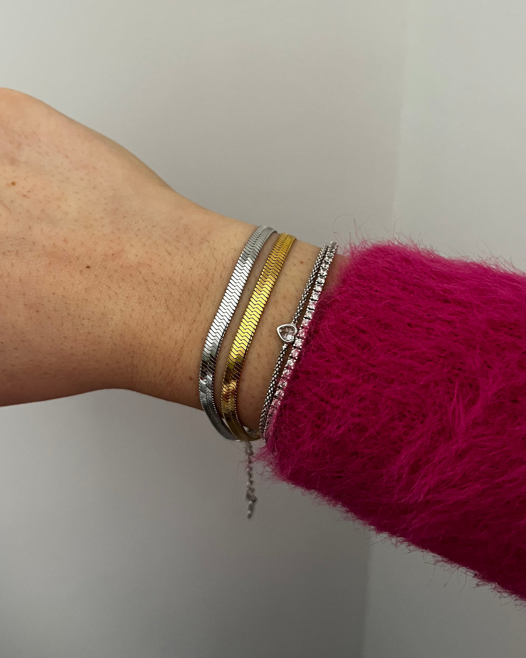  Vista indossata per mostrare eleganza e lunghezza.