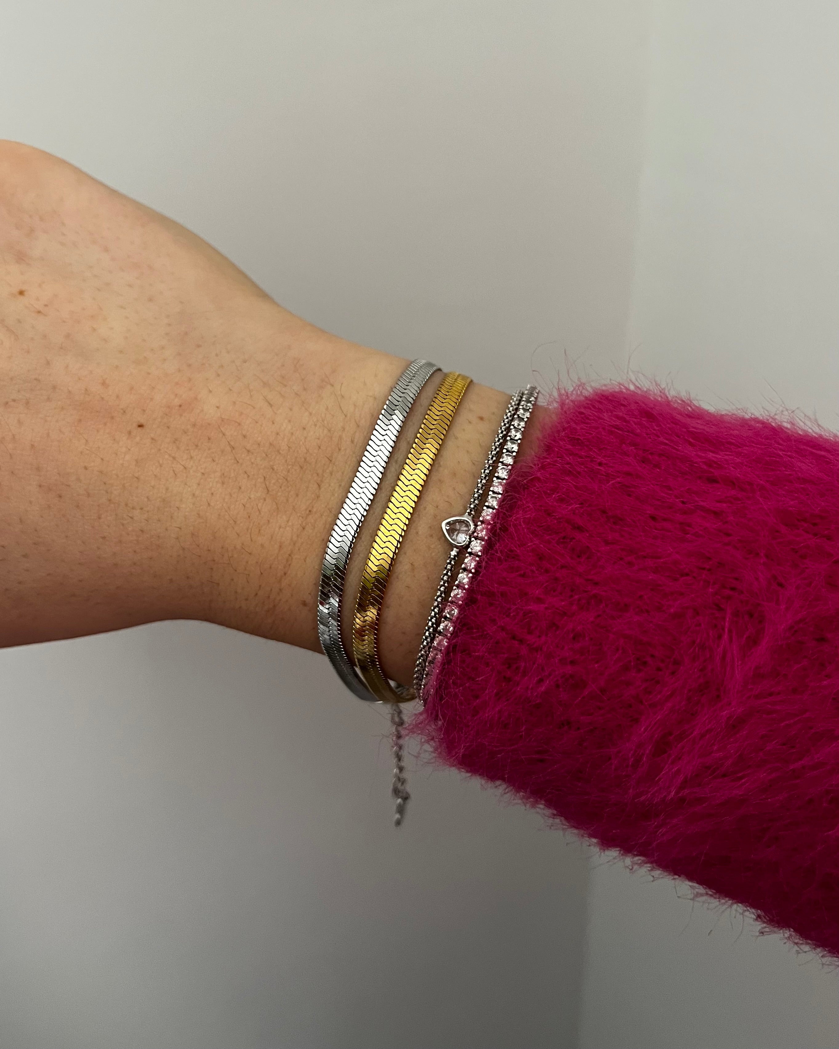  Vista indossata per mostrare eleganza e lunghezza.