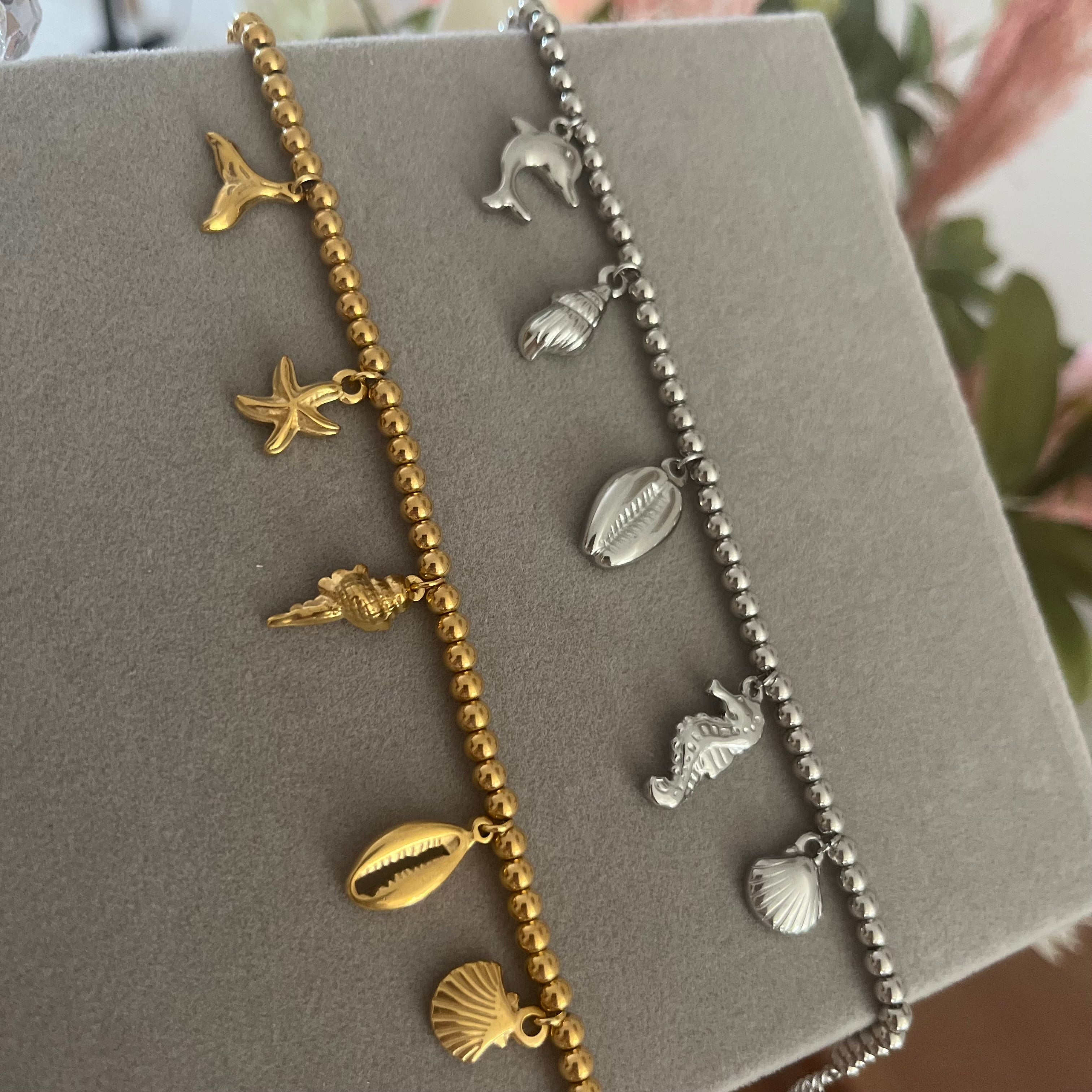 Primo piano sulle sfere da 3mm e pendenti mare.