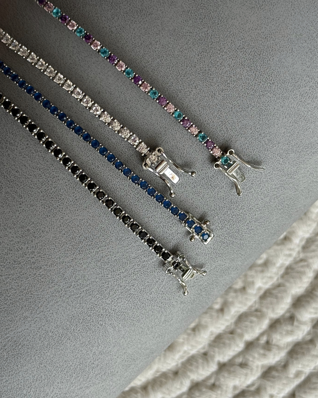 Primo piano sulle pietre da 2mm del bracciale tennis in argento 925