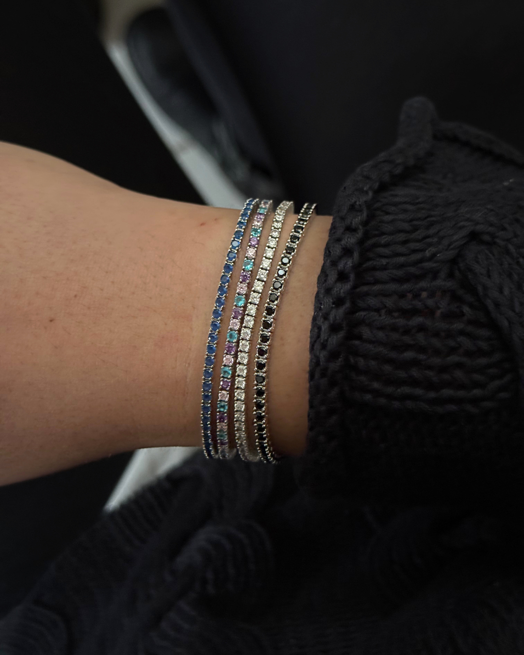 Bracciale tennis da 2mm indossato al polso, stile quotidiano e raffinato