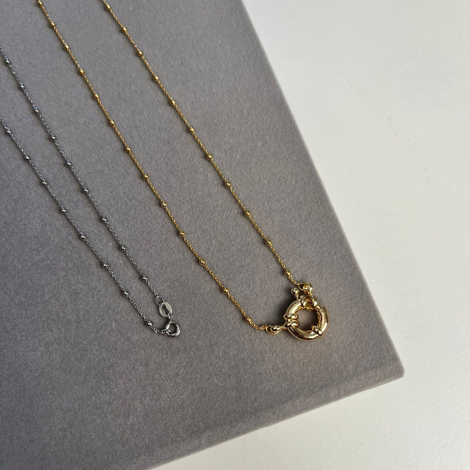 Catenina in argento 925 con pallini decorativi, disponibile in argento o oro, personalizzabile con chiusura ad anello.