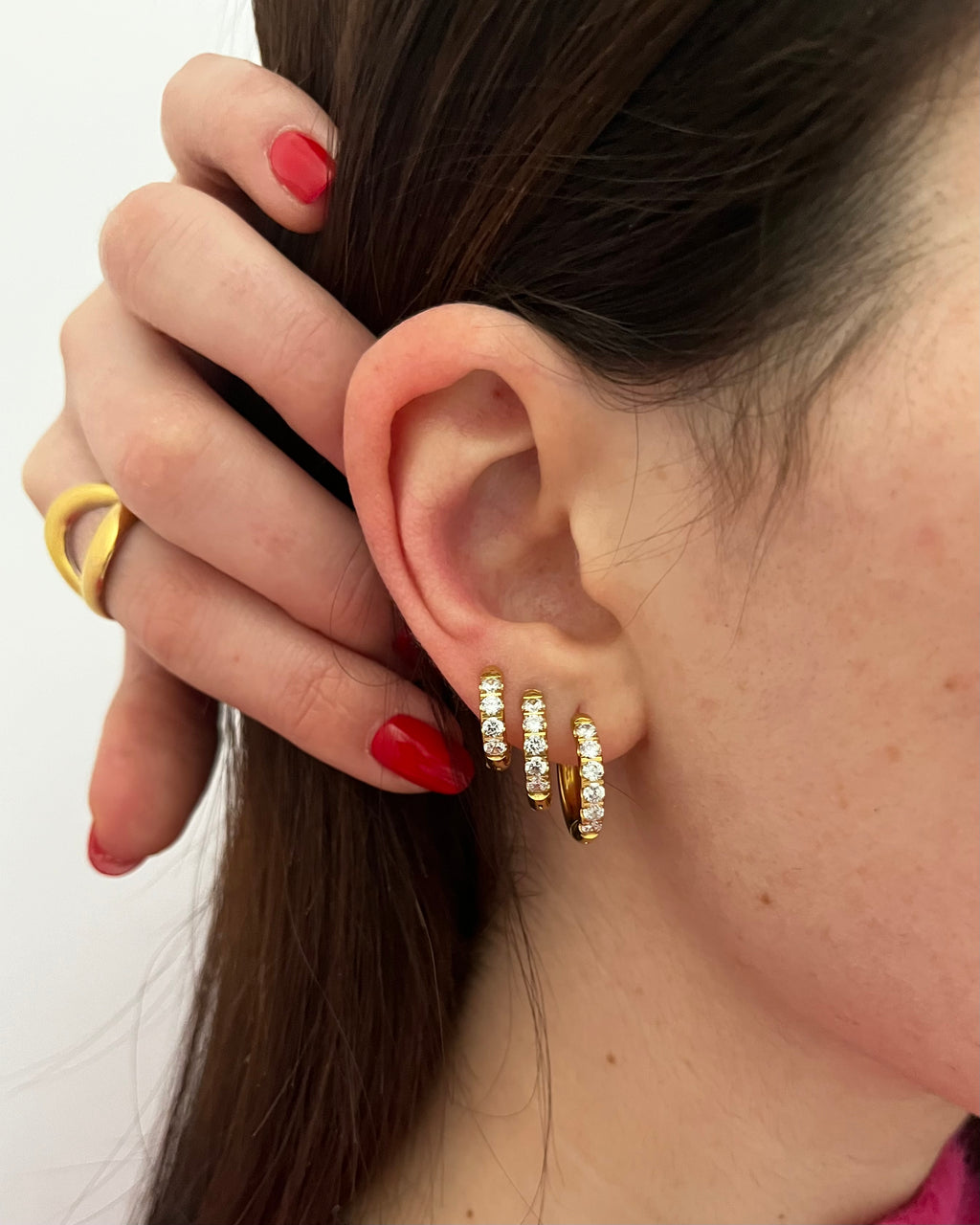 Vista indossata per mostrare luminosità e dimensioni.