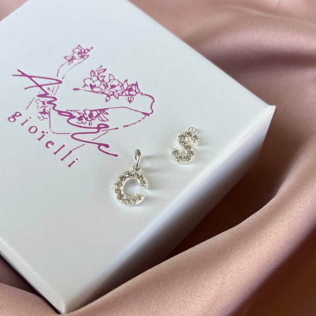 Lettera in argento 925 personalizzabile, perfetta per collane e bracciali.