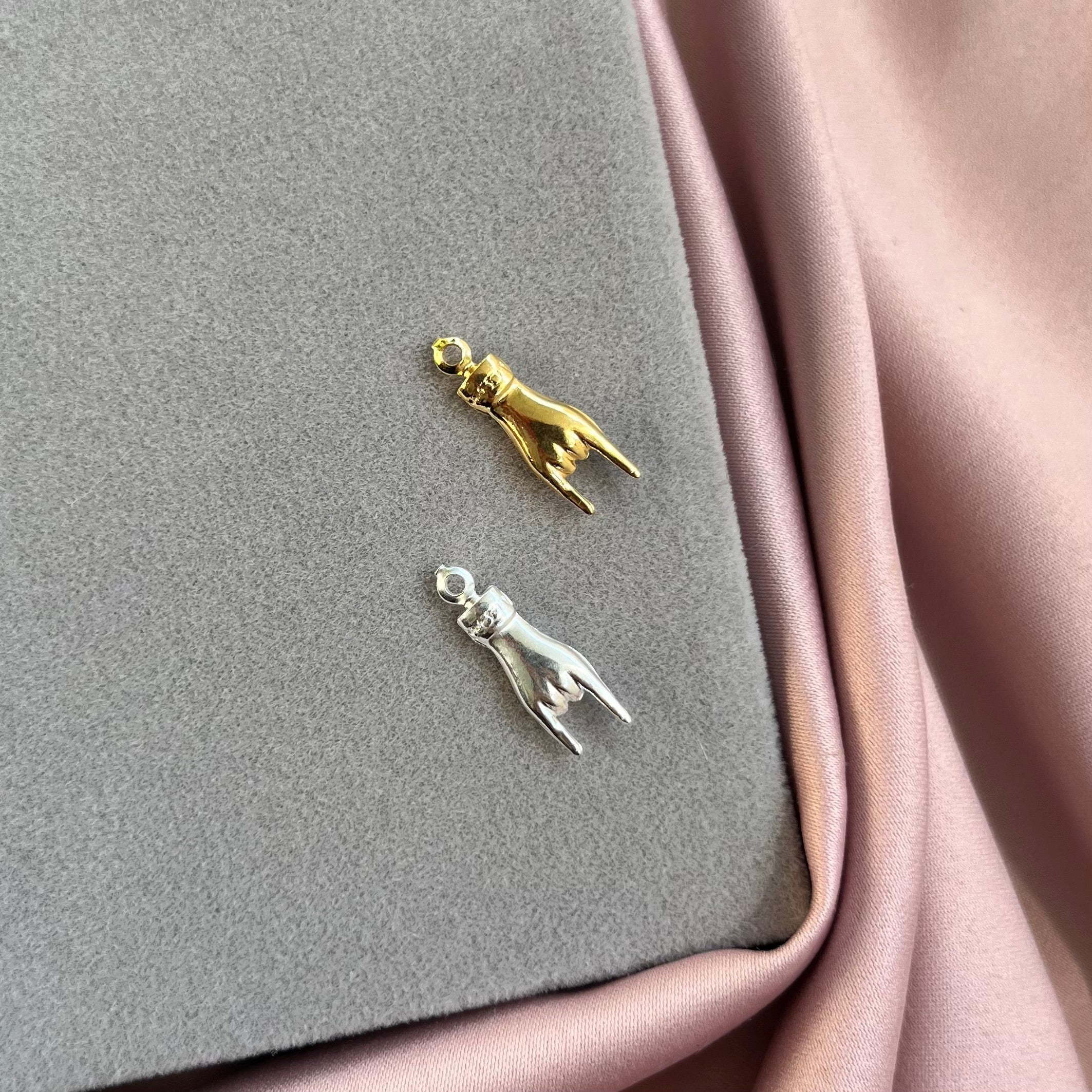 Charm amuleto portafortuna in argento 925, perfetto per bracciali e collane.