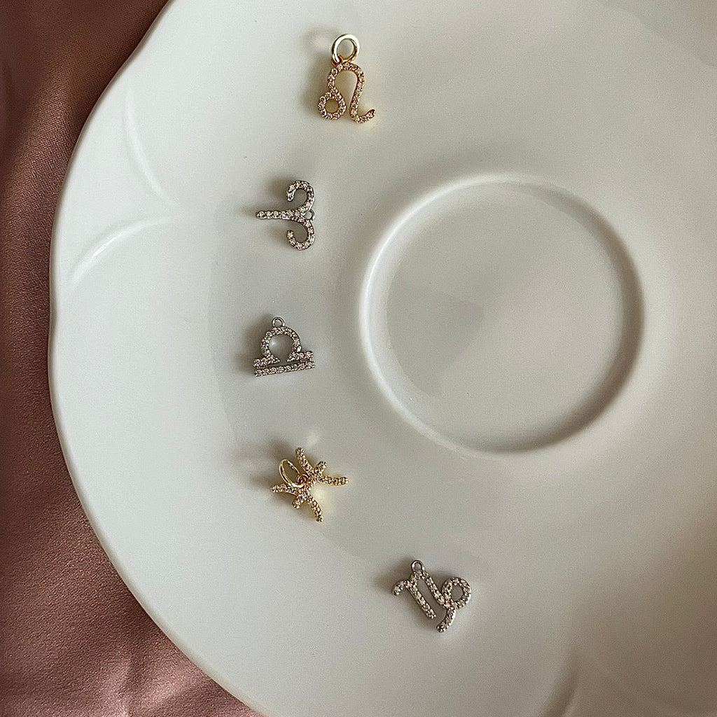 Charm amuleto portafortuna in argento 925, perfetto per bracciali e collane.