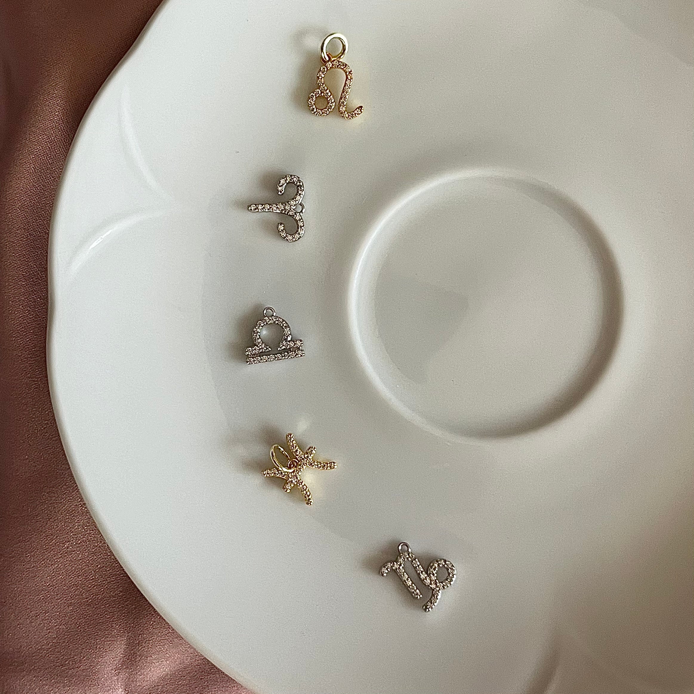 Charm amuleto portafortuna in argento 925, perfetto per bracciali e collane.