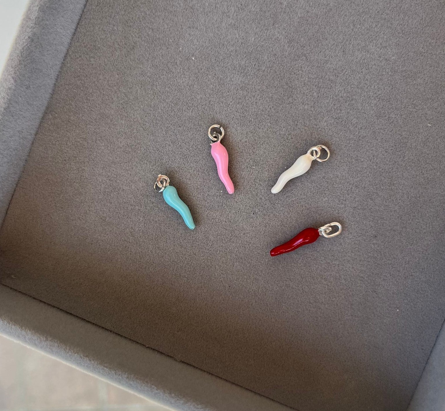 Charm cornetto colorato in Argento 925, disponibile in turchese, rosa, bianco e rosso, perfetto da aggiungere a bracciali e collane.