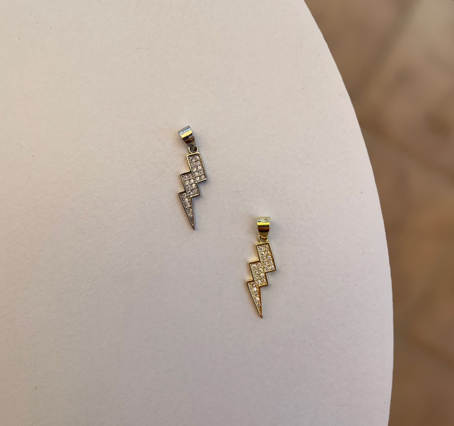 Charm a forma di fulmine in Argento 925 con zirconi bianchi, disponibile in colorazione argentata e dorata. Perfetto per bracciali e collane.