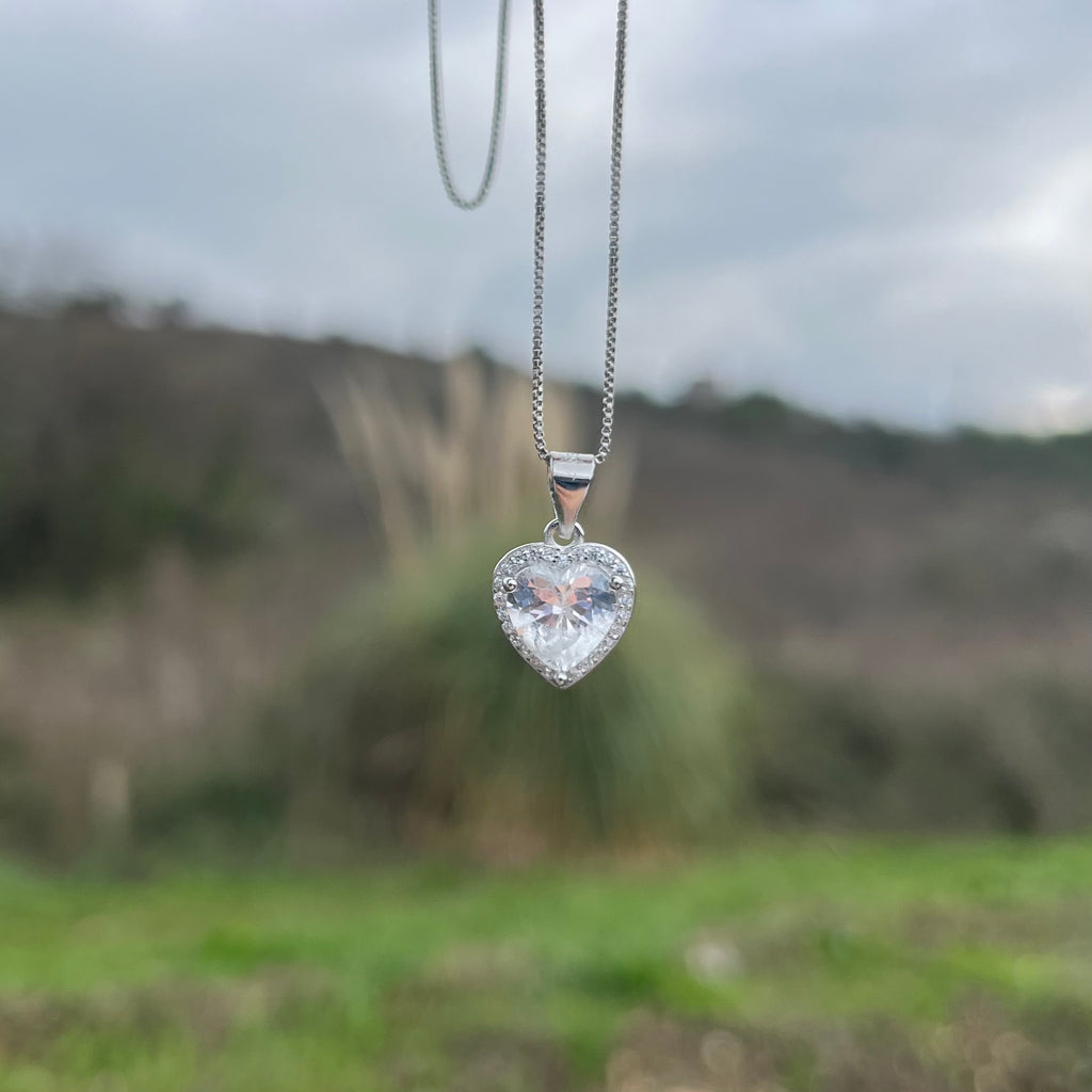 Ciondolo completo con pietra centrale.