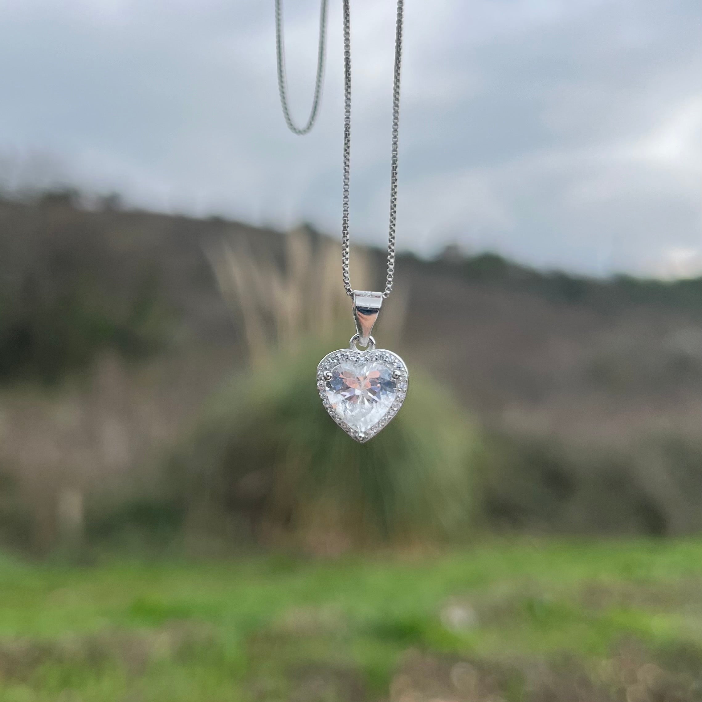 Ciondolo completo con pietra centrale.