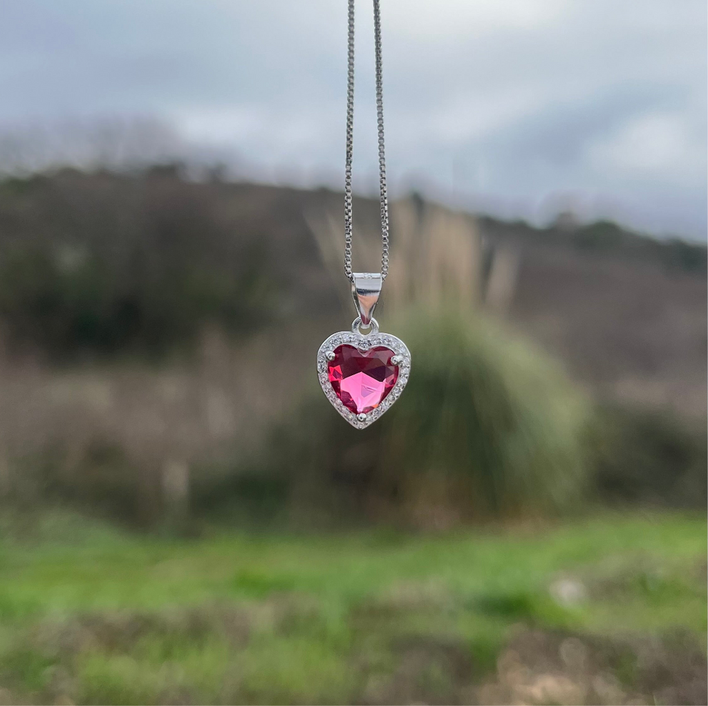 Primo piano sulla pietra da 7mm e design del cuore.