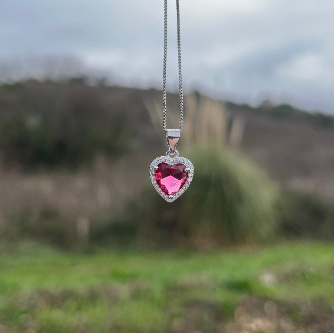 Primo piano sulla pietra da 7mm e design del cuore.