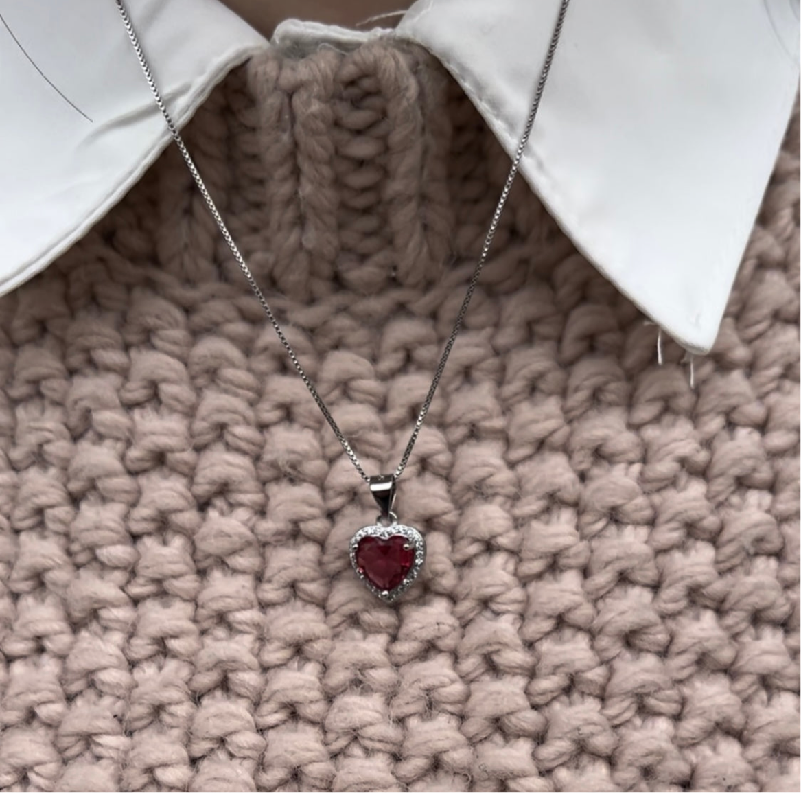 Foto su superficie neutra per evidenziare dettagli e lucentezza.