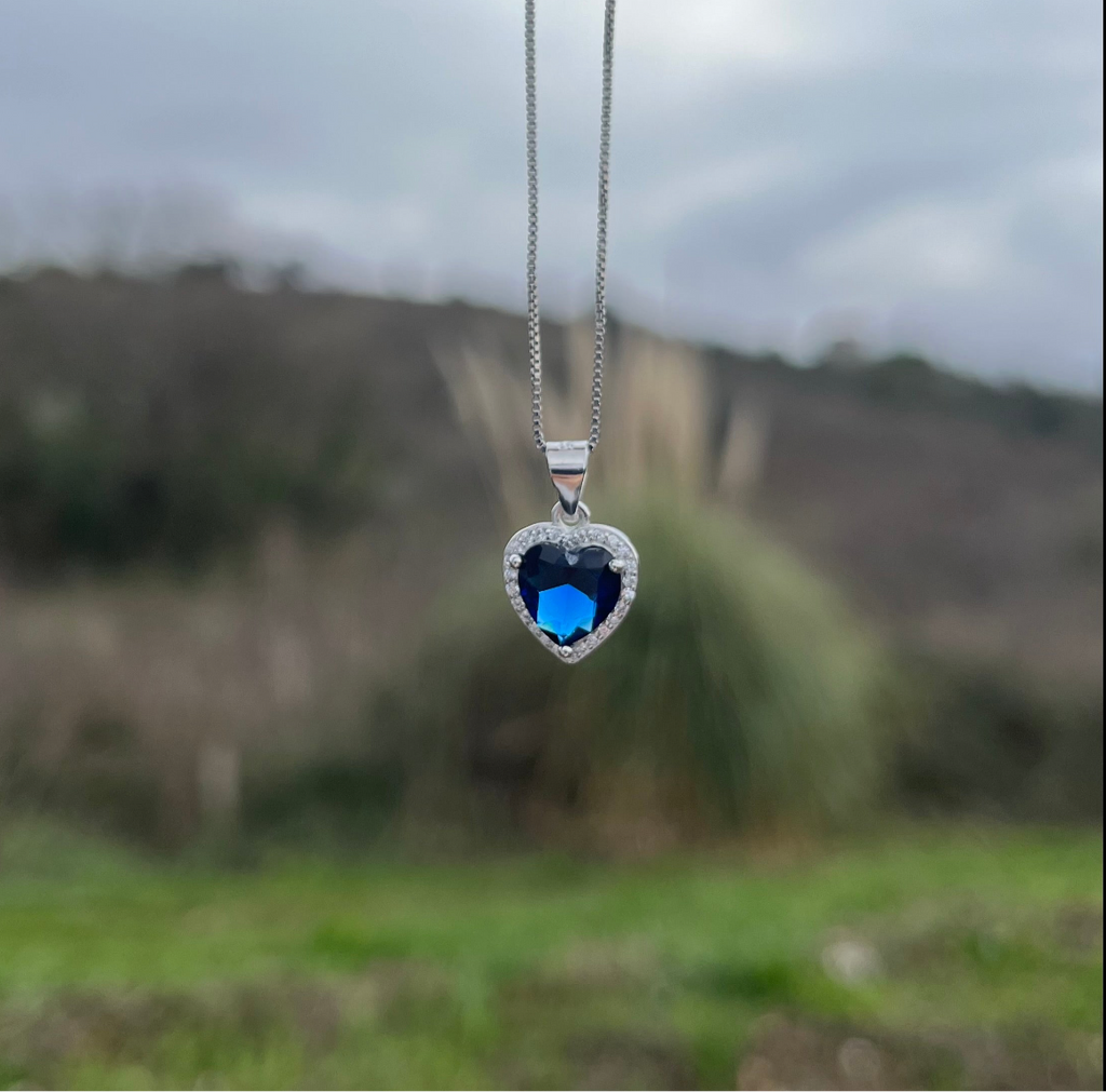 Vista indossata per mostrare eleganza e dimensioni.