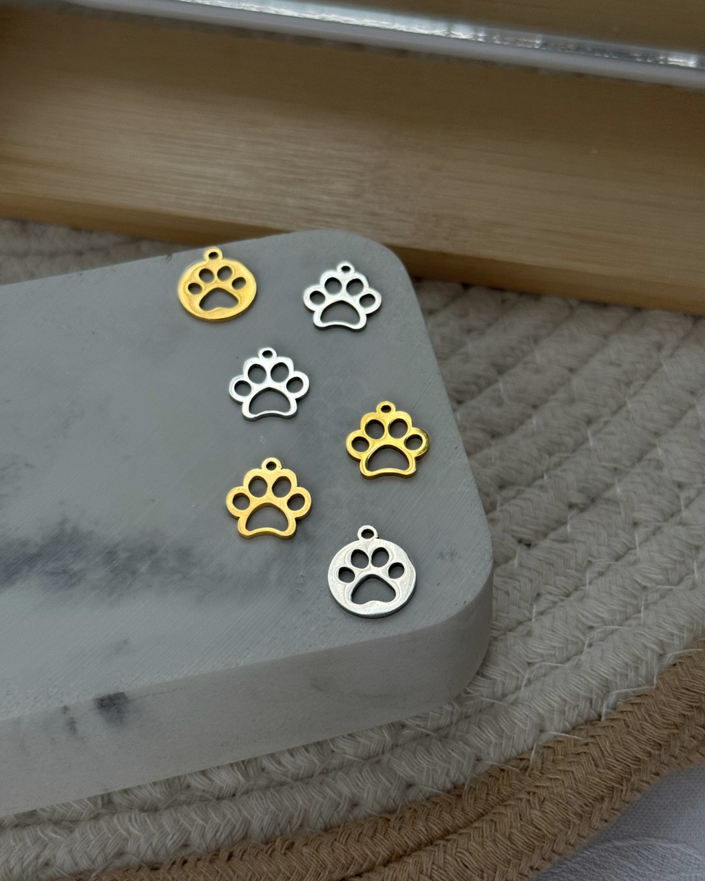 Ciondolo zampa liscia in acciaio inox.