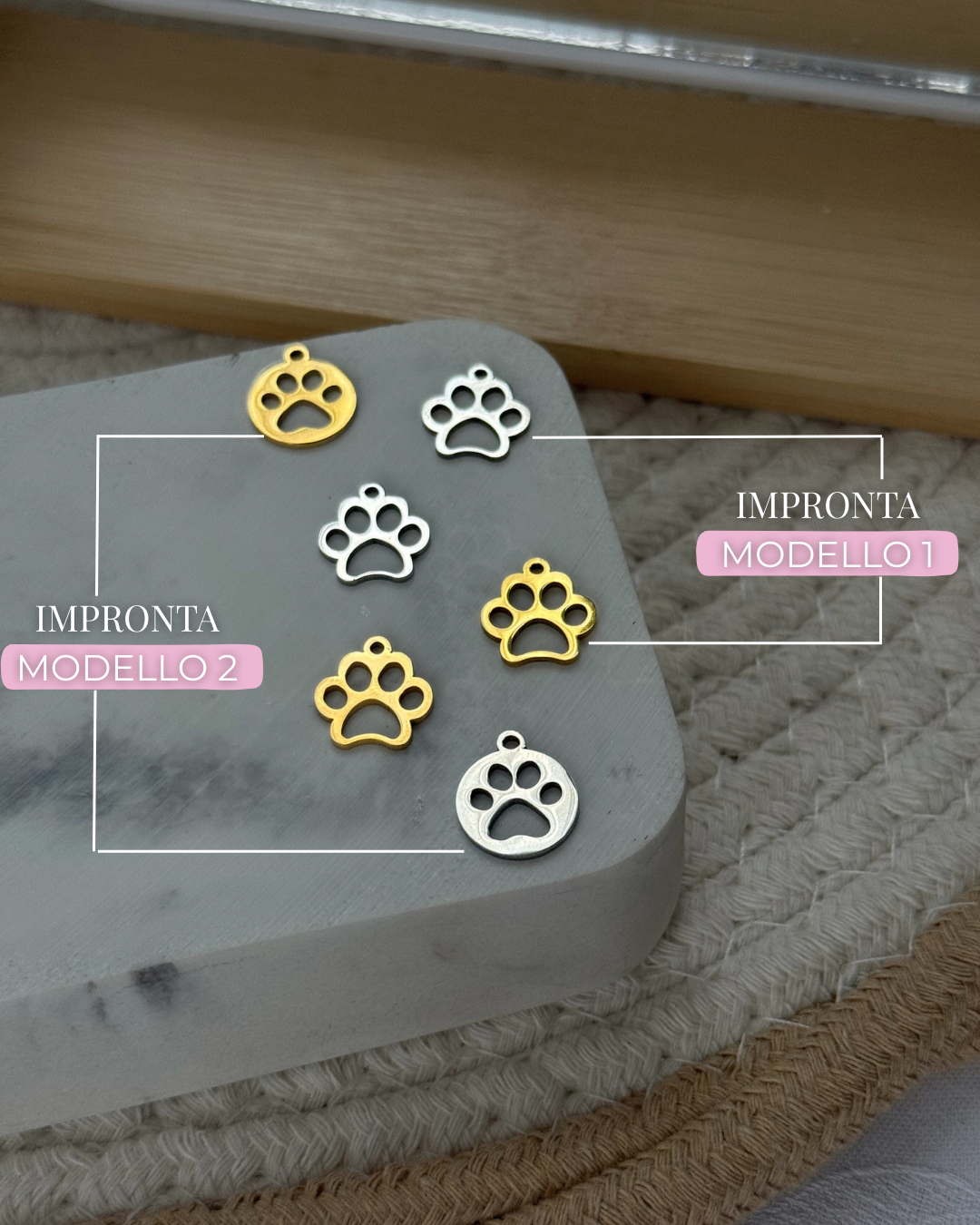 Ciondolo zampa con cerchio in acciaio inox.