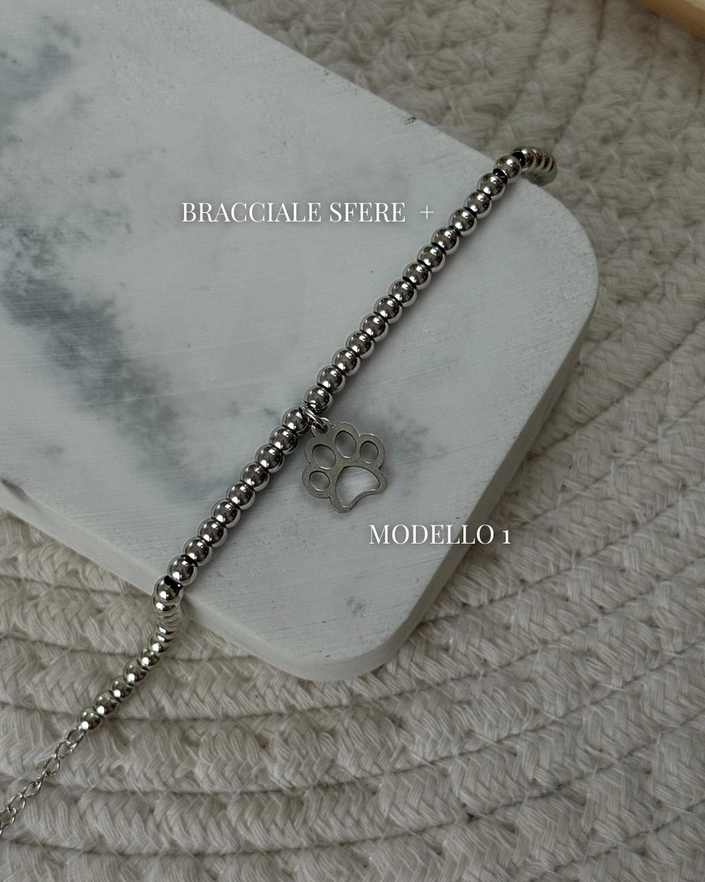 Ciondolo zampa indossato con collana.