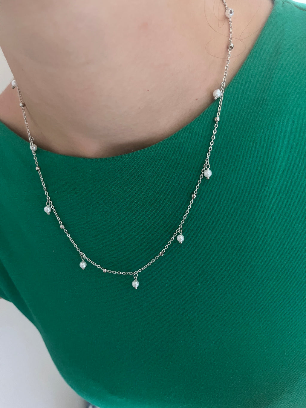 Collana completa con perline pendenti.