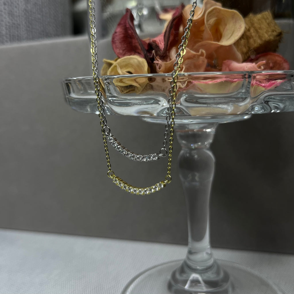 Primo piano sul sorriso e zirconi bianchi.