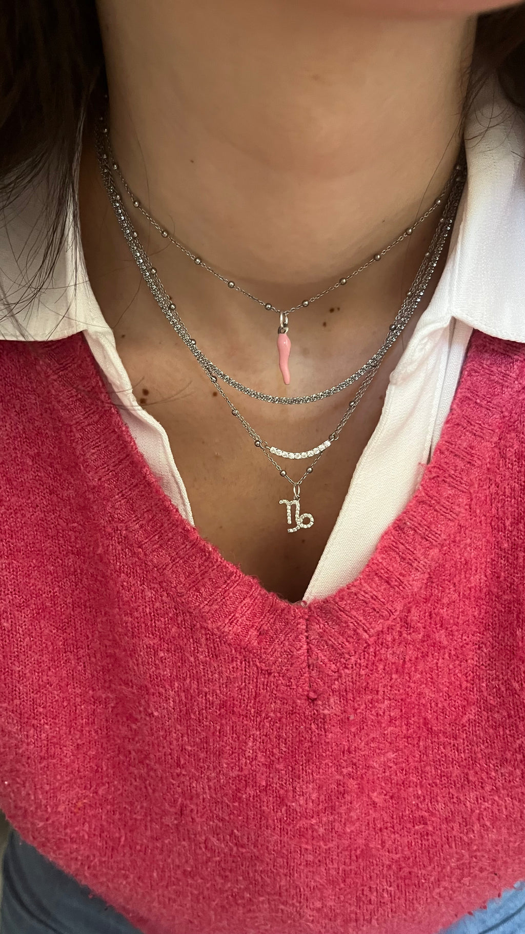 Vista indossata per mostrare lunghezza e charm.