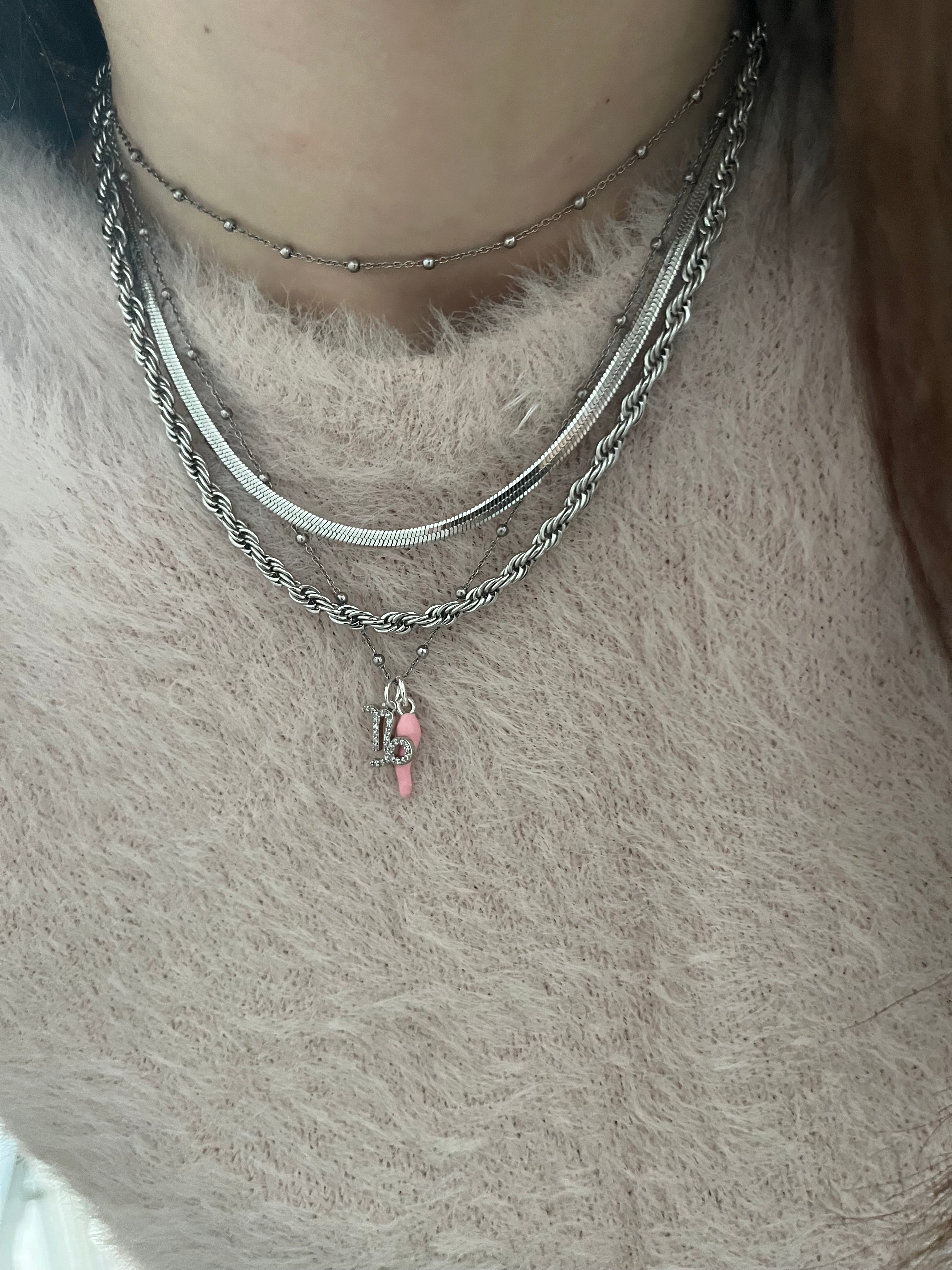 Close-up della chiusura regolabile della collana torchon in acciaio inox